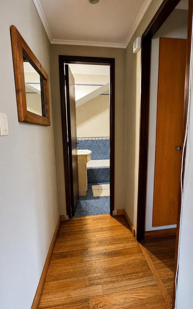 Foto de Solida Casa de 3 ambientes con Escritorio y Jardin en Venta. Olivos, imagen 3