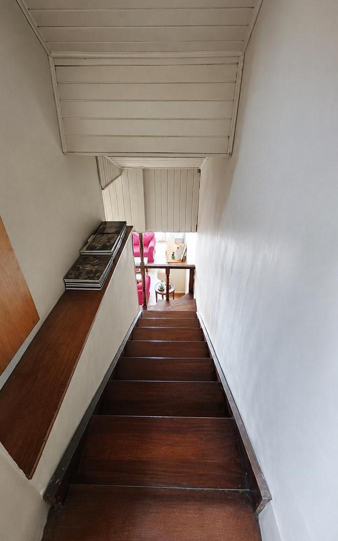 Foto de Solida Casa de 3 ambientes con Escritorio y Jardin en Venta. Olivos, imagen 4
