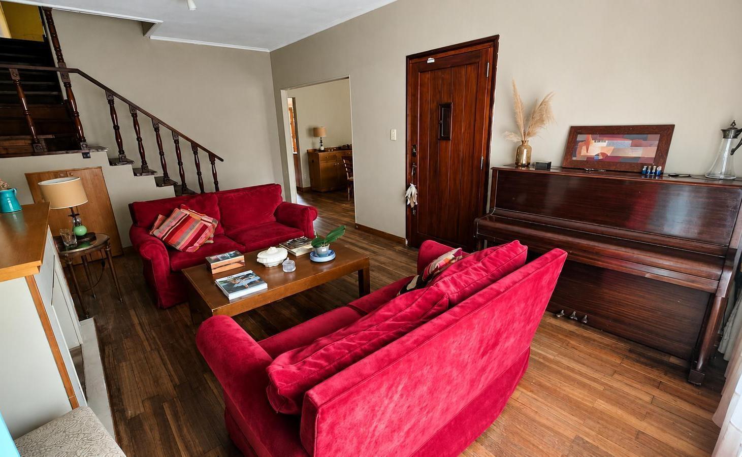 Foto de Solida Casa de 3 ambientes con Escritorio y Jardin en Venta. Olivos, imagen 2