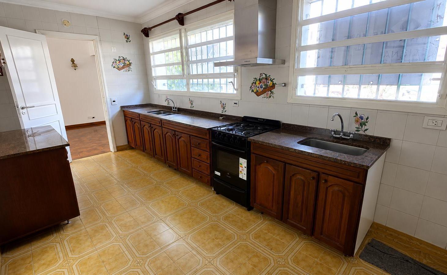Foto de AMPLIA CASA DE 3 AMBIENTES Y ESCRITORIO EN PLANTA BAJA CON JARDIN Y, imagen 3
