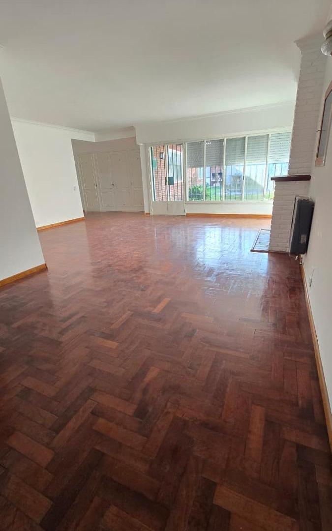 Foto de AMPLIA CASA DE 3 AMBIENTES Y ESCRITORIO EN PLANTA BAJA CON JARDIN Y, imagen 4