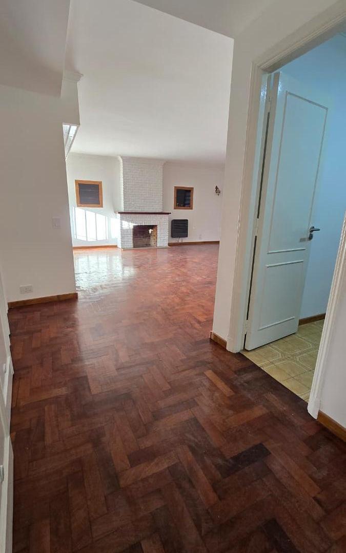 Foto de AMPLIA CASA DE 3 AMBIENTES Y ESCRITORIO EN PLANTA BAJA CON JARDIN Y, imagen 3