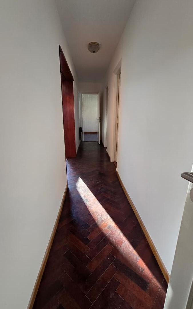 Foto de AMPLIA CASA DE 3 AMBIENTES Y ESCRITORIO EN PLANTA BAJA CON JARDIN Y, imagen 5