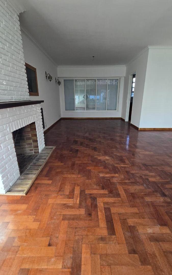 Foto de AMPLIA CASA DE 3 AMBIENTES Y ESCRITORIO EN PLANTA BAJA CON JARDIN Y, imagen 2