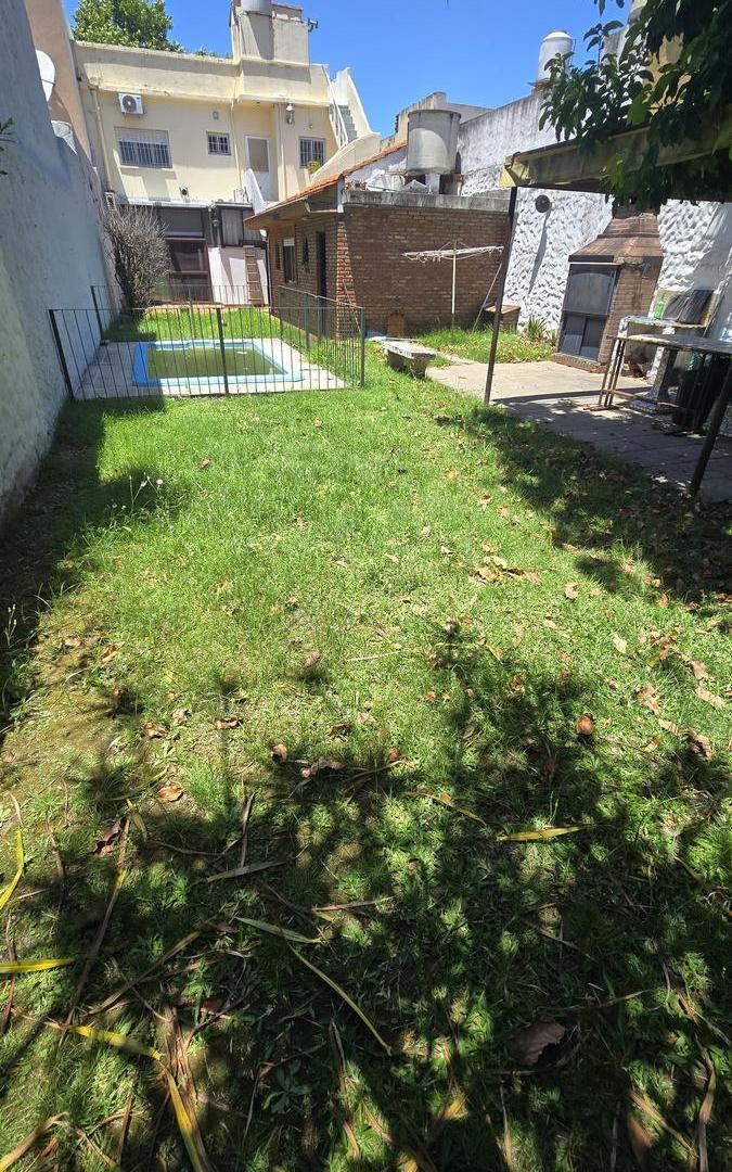 PH DE 4 AMBIENTES CON GRAN JARDIN, PILETA Y COCHERA EN PLANTA BAJA EN VENTA. MUNRO