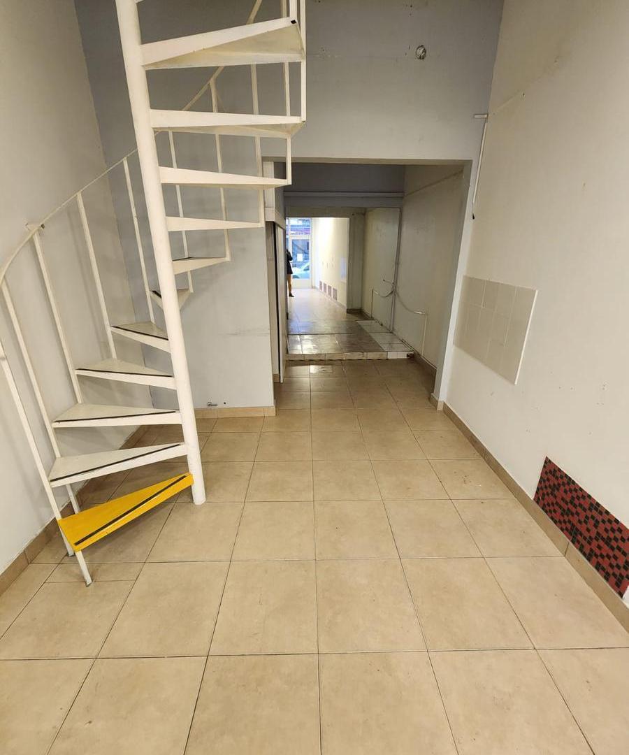Foto de LOCAL COMERCIAL CON ENTREPISO EN ALQUILER A METROS DE AVENIDA MAIPU, imagen 2