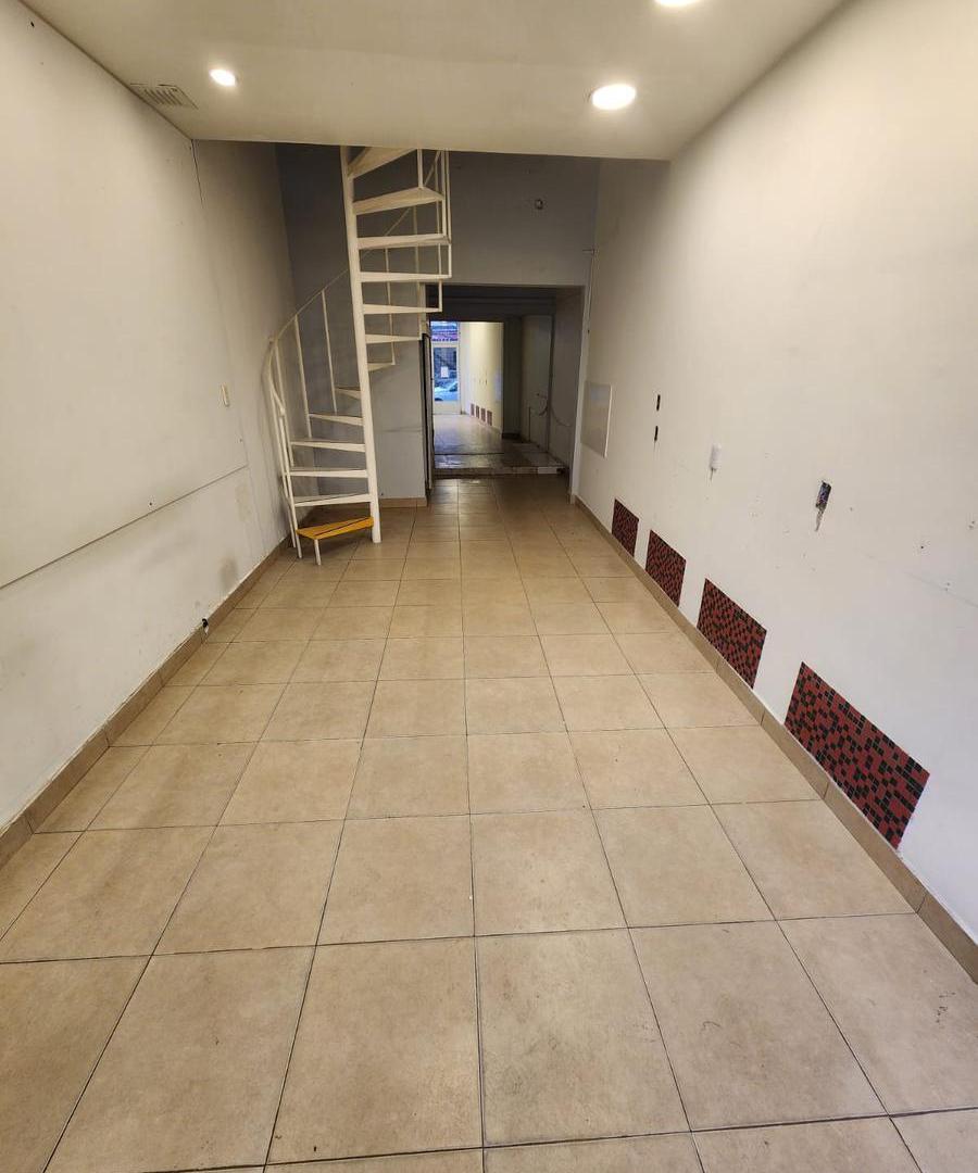Foto de LOCAL COMERCIAL CON ENTREPISO EN ALQUILER A METROS DE AVENIDA MAIPU, imagen 1
