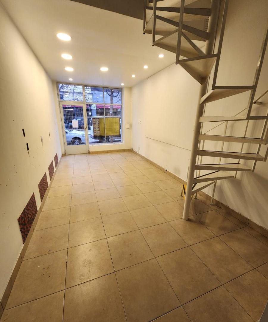 Foto de LOCAL COMERCIAL CON ENTREPISO EN ALQUILER A METROS DE AVENIDA MAIPU, imagen 5