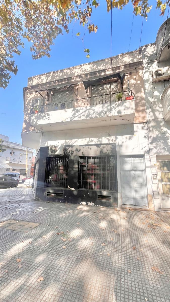 Excelente PH de 3 Ambientes Frente. Balcon. 1er Piso Escalera. Terraza Propia. 5