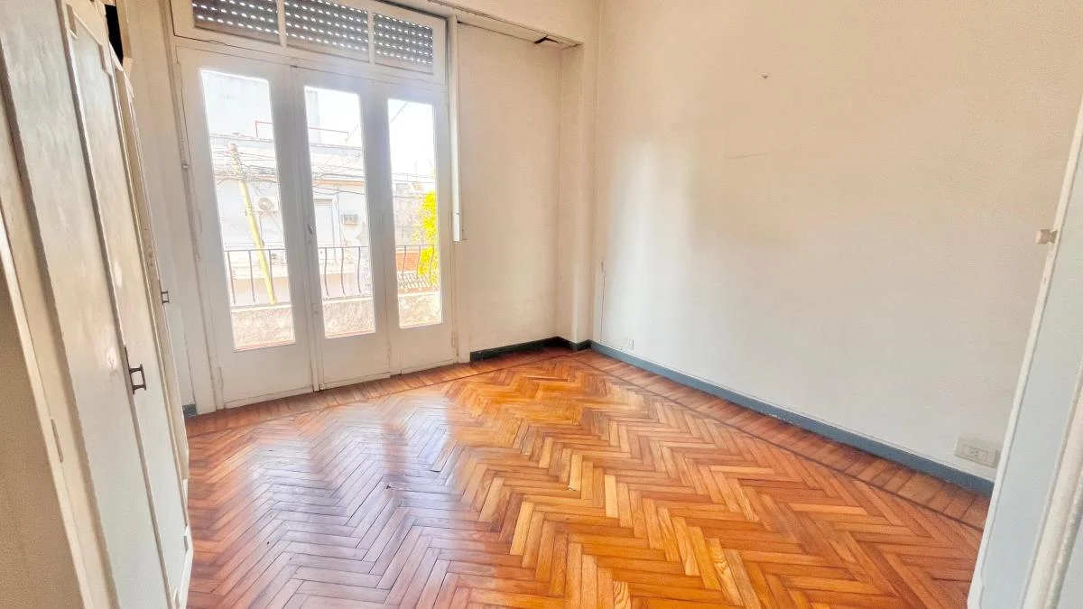 Excelente PH de 3 Ambientes Frente. Balcon. 1er Piso Escalera. Terraza Propia. 4