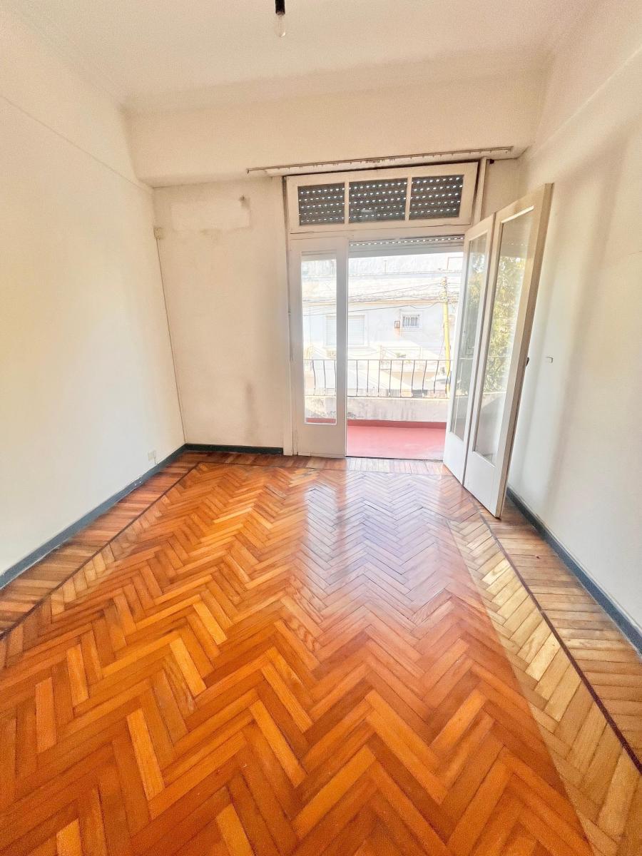 Excelente PH de 3 Ambientes Frente. Balcon. 1er Piso Escalera. Terraza Propia. 3
