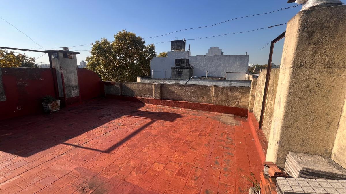 Excelente PH de 3 Ambientes Frente. Balcon. 1er Piso Escalera. Terraza Propia. 3