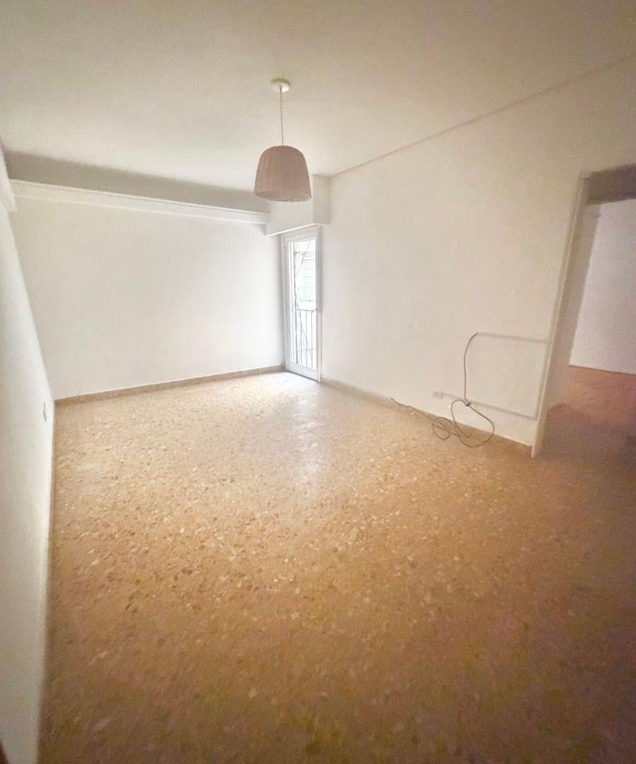 Excelente departamento de 3 Ambientes lateral a la Plaza Aristóbulo del Valle. Villa del Parque