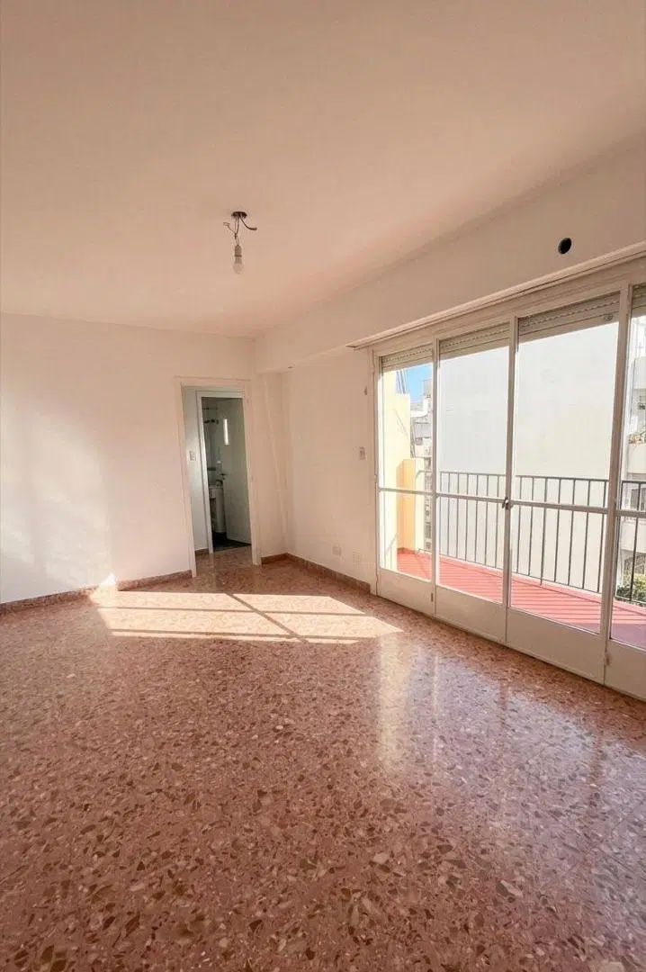 Excelente Departamento de 3 Ambientes al Contrafrente con Balcón en Séptimo Piso. Villa del Parque. 2