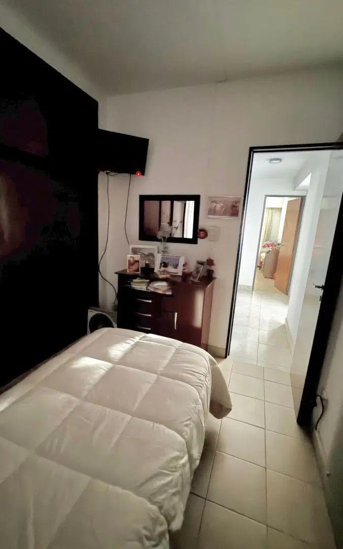 Excelente departamento de 3 Ambientes al Frente con Balcón. Baño Completo y Toillette. Impecable. 5