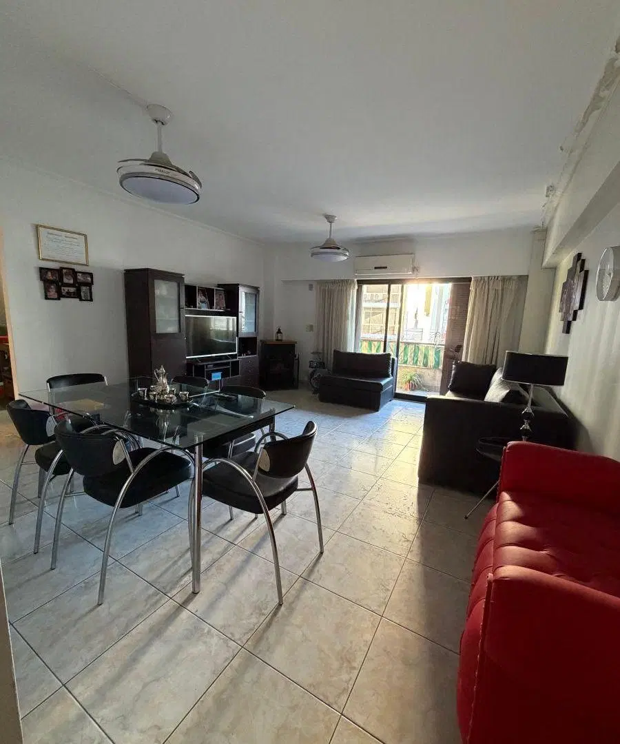 Excelente departamento de 3 Ambientes al Frente con Balcón. Baño Completo y Toillette. Impecable. 3