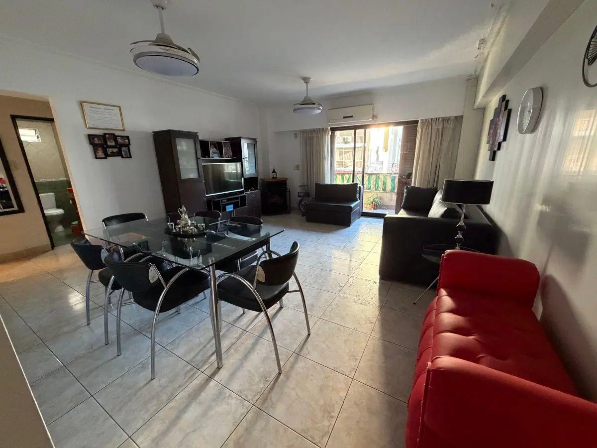 Excelente departamento de 3 Ambientes al Frente con Balcón. Baño Completo y Toillette. Impecable. 2