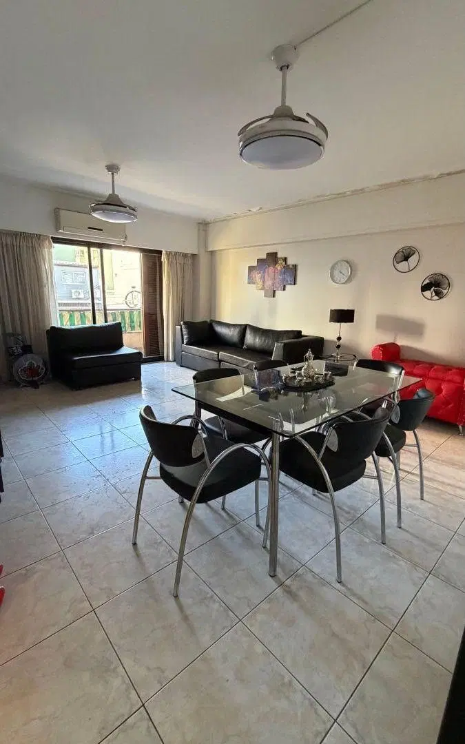 Excelente departamento de 3 Ambientes al Frente con Balcón. Baño Completo y Toillette. Impecable. 4