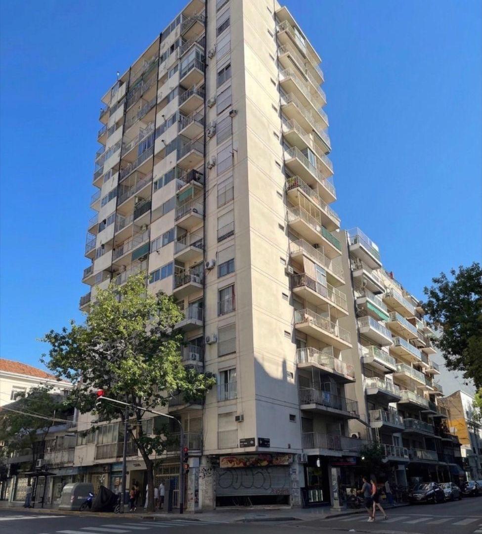 Excelente 2 Ambientes al Frente con Balcón súper Luminoso todo el día. Ideal Inversión.