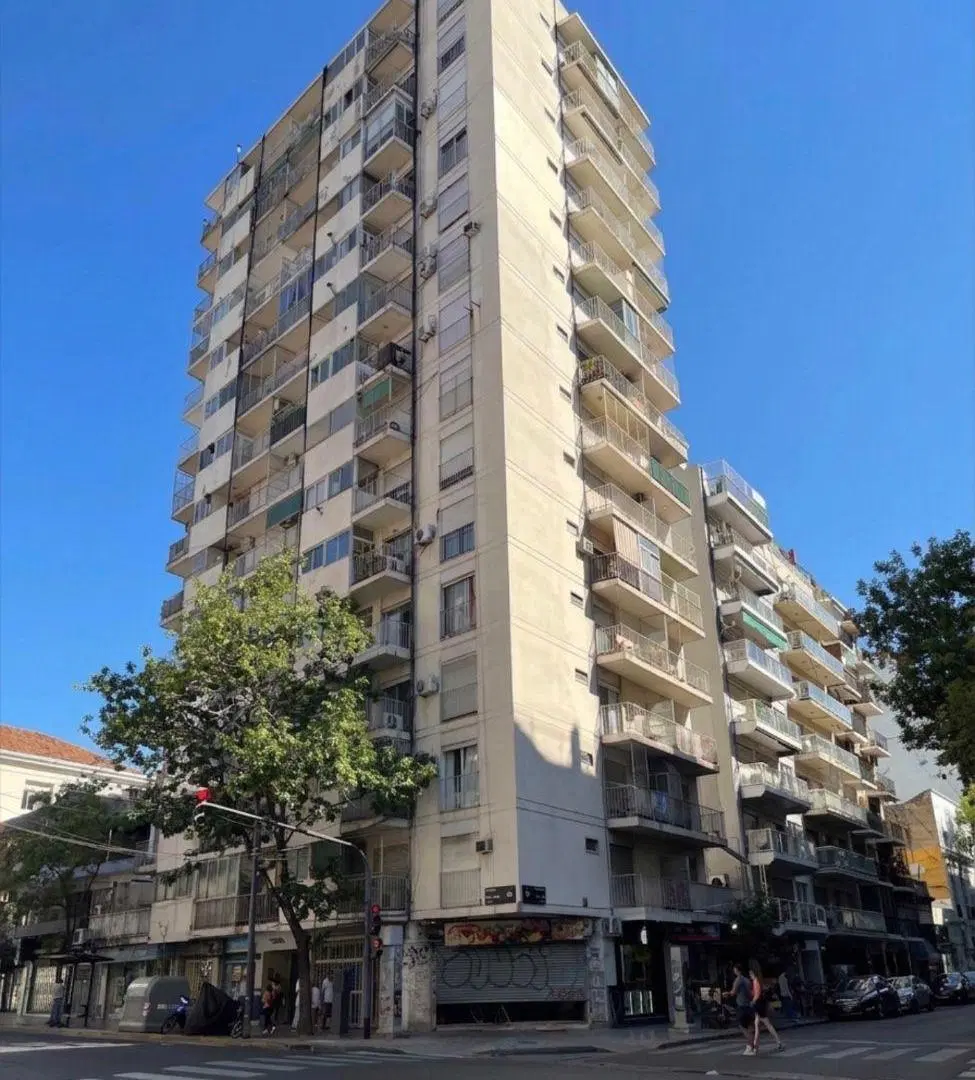 Excelente 2 Ambientes al Frente con Balcón súper Luminoso todo el día. Ideal Inversión. 1