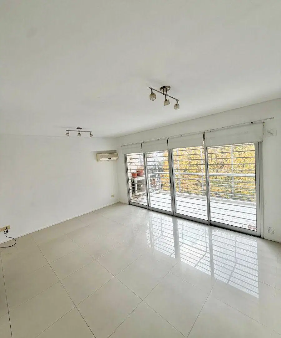 Excelente Departamento de 3 Ambientes al Frente con Balcón y Cochera en Centro de Villa del Parque. 5