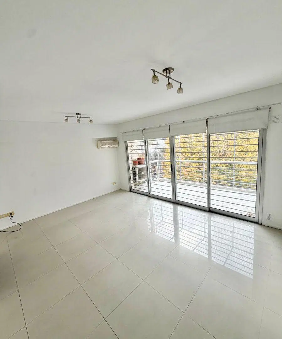 Excelente Departamento de 3 Ambientes al Frente con Balcón y Cochera en Centro de Villa del Parque. 4