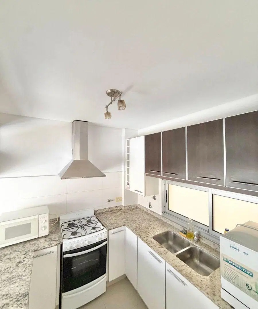 Excelente Departamento de 3 Ambientes al Frente con Balcón y Cochera en Centro de Villa del Parque. 3