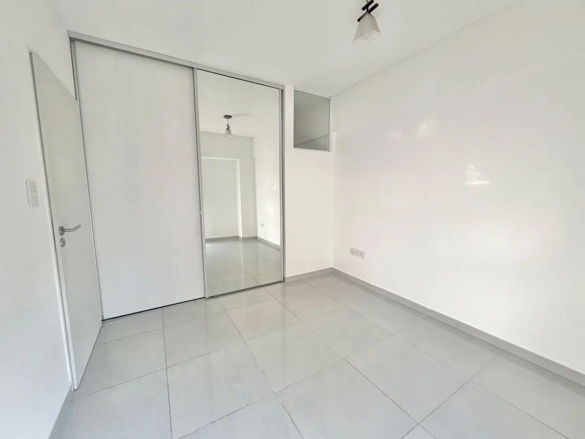Excelente Departamento de 2 Ambientes al Frente con Balcón. Ideal Ubicación. 4