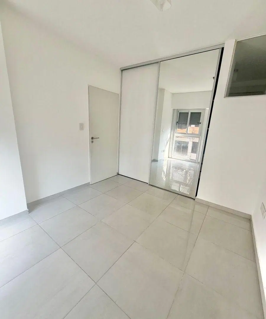 Excelente Departamento de 2 Ambientes al Frente con Balcón. Ideal Ubicación. 5