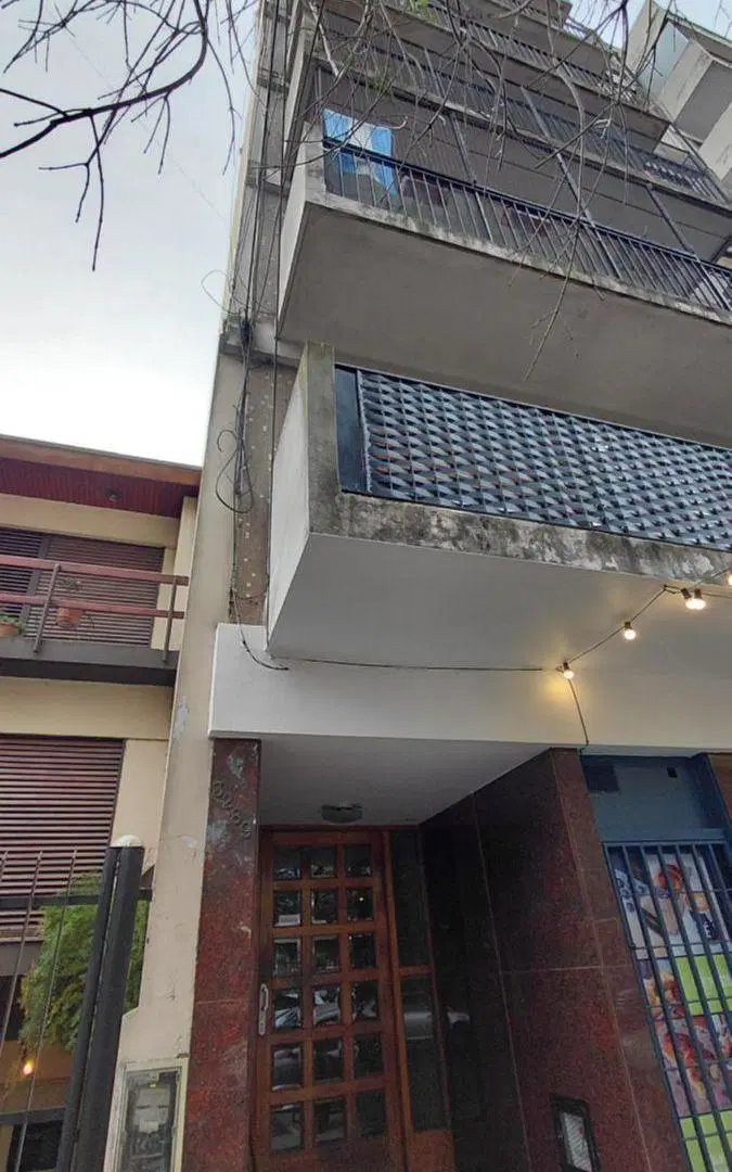 Departamento al frente con balcón y 2 dormitorios en alquiler en Villa del Parque 2