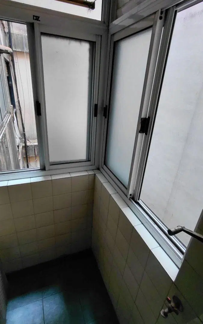 Departamento al frente con balcón y 2 dormitorios en alquiler en Villa del Parque 8
