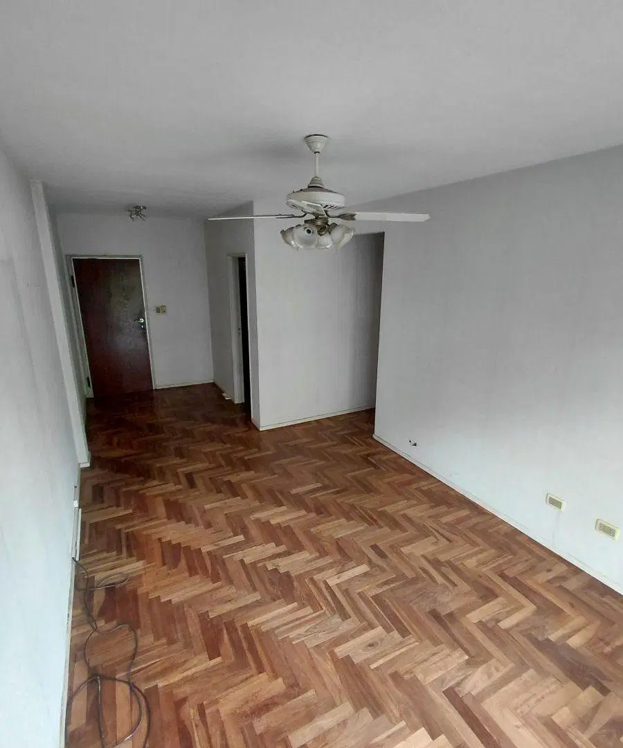 Departamento al frente con balcón y 2 dormitorios en alquiler en Villa del Parque 1