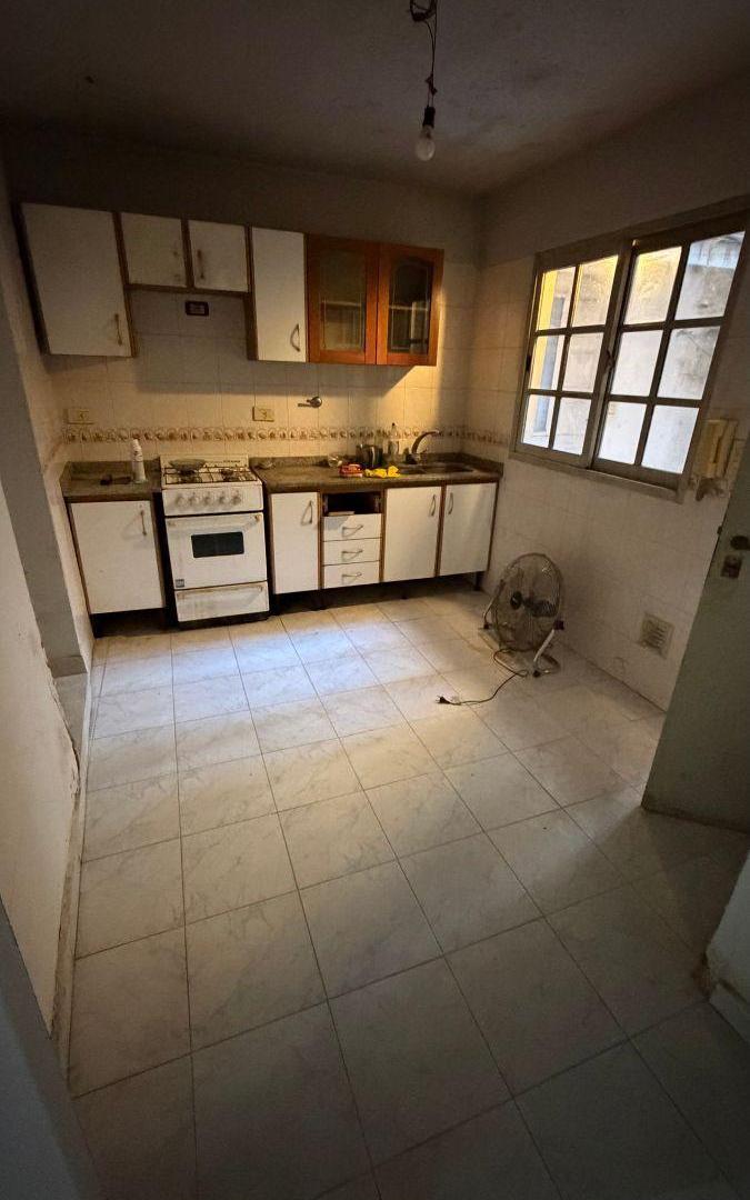 Foto de PH 2 Ambientes para reciclar en ideal Ubicación. Living Comedor. Dormitorio Placard. Cocina amplia., imagen 3