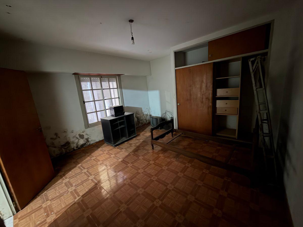 Foto de PH 2 Ambientes para reciclar en ideal Ubicación. Living Comedor. Dormitorio Placard. Cocina amplia., imagen 5