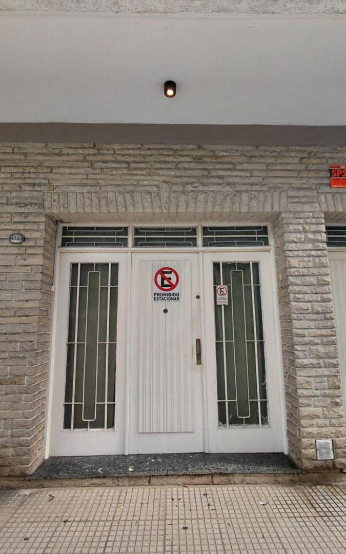 Foto de PH de 3 ambientes con cochera y entrada independiente en alquiler, imagen 1