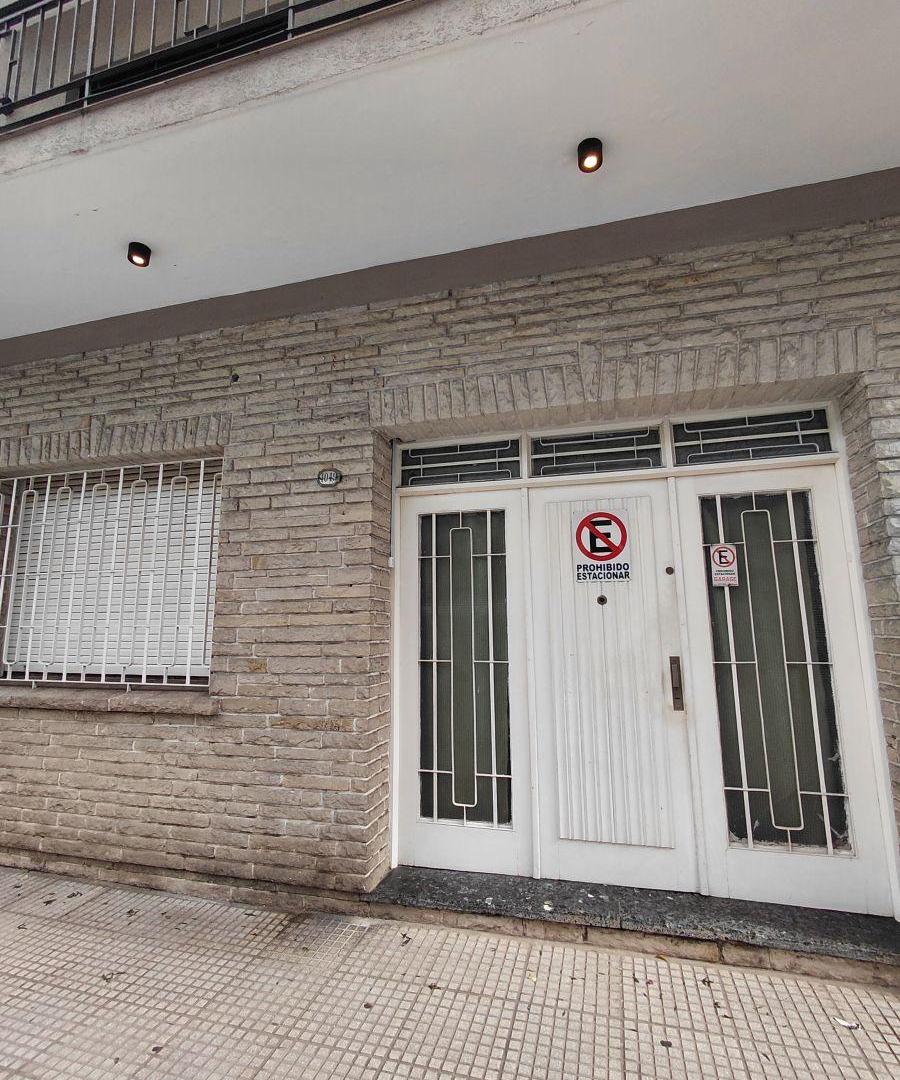Foto de PH de 3 ambientes con cochera y entrada independiente en alquiler, imagen 2