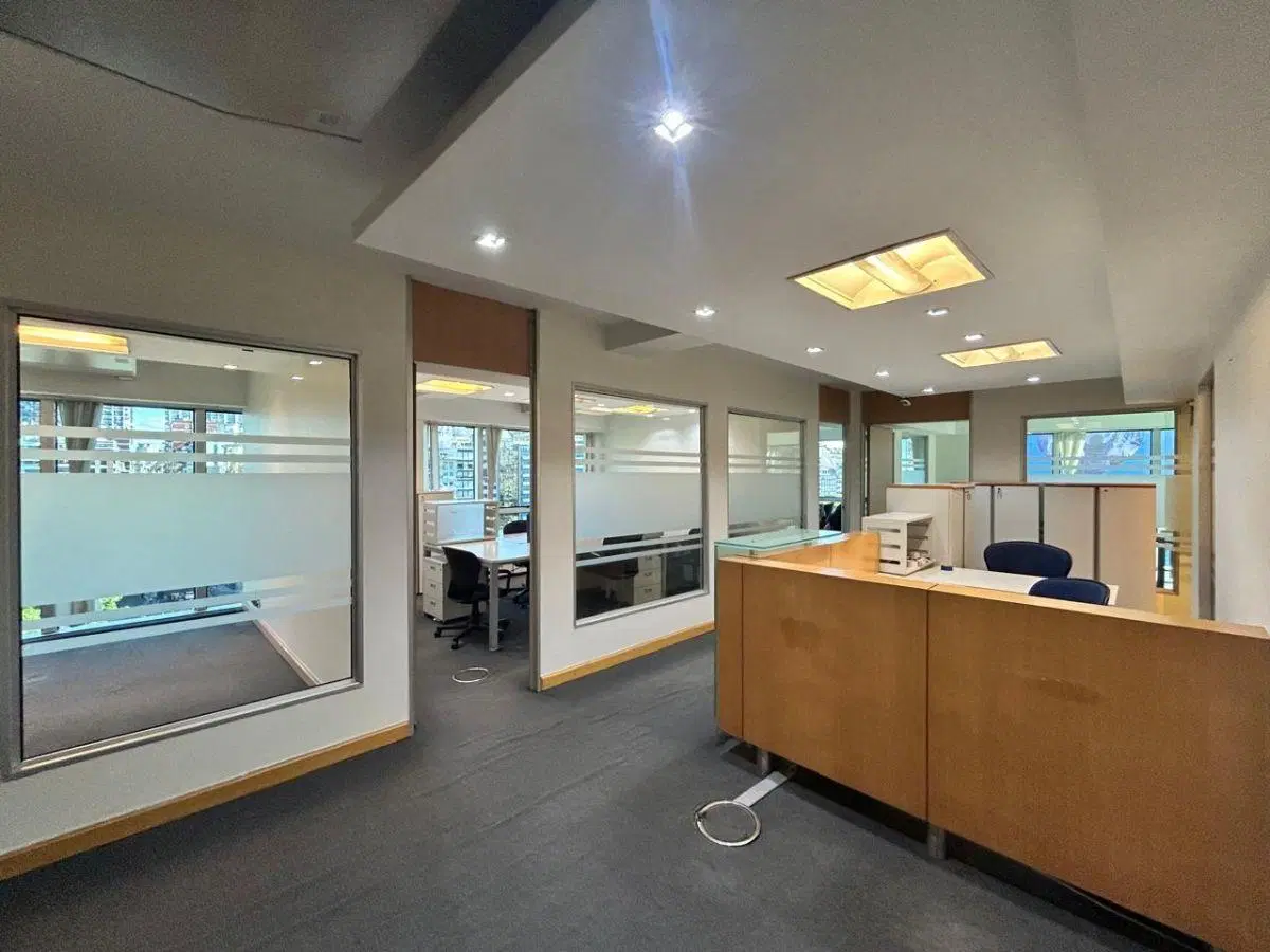 OFICINAS PREMIUM EN ALQUILER CON O SIN MUEBLES EN RETIRO. EXCELENTE VISTA A AV. 9 DE JULIO 1