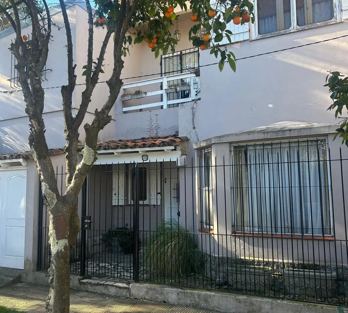 Muy linda casa en La Lucila - Calle Chelia – 5 Dormitorios, Jardín y Pileta - Venta 2