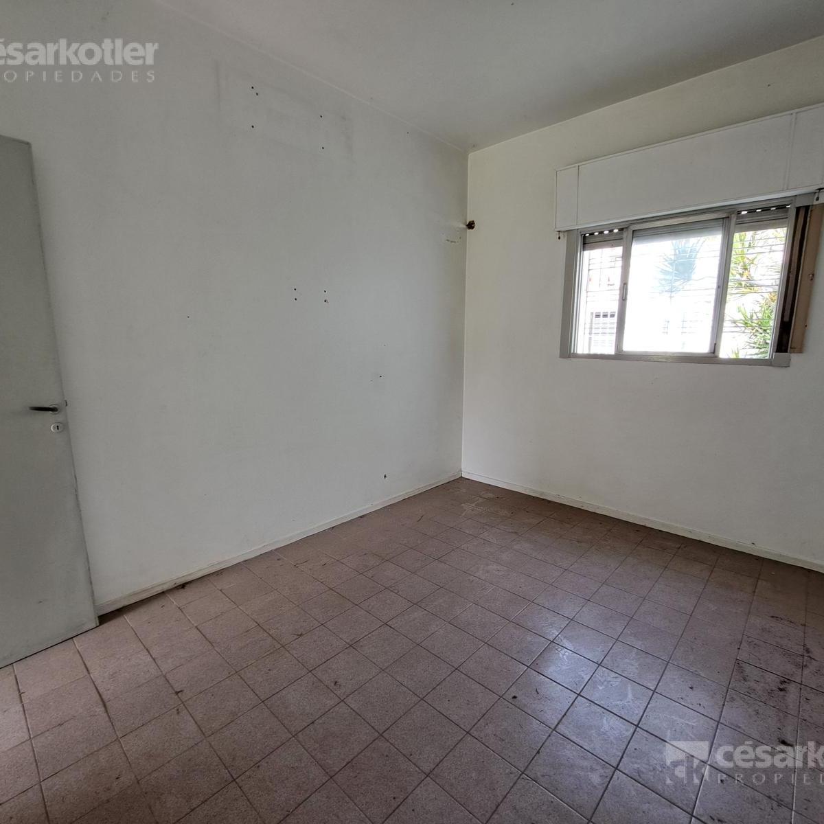 Casa dos ambientes con fondo libre, consulte apto crédito.