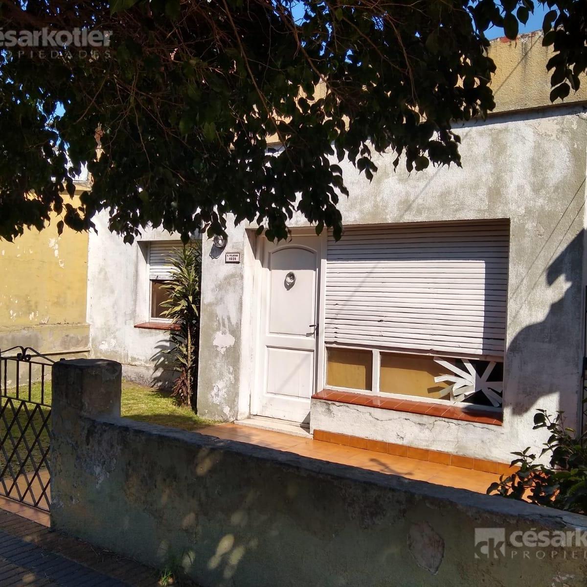Casa de 3 amb. c/jardín, fondo y posibilidad de cochera, a mts. de Av. Eva Perón, Temperley.