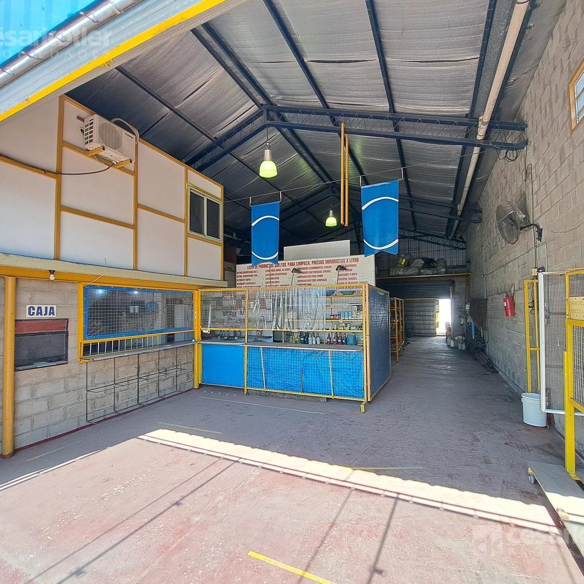 Galpón con Salon de ventas y oficina