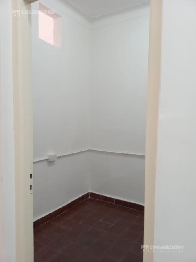Foto de Amplio local comercial con depósito y oficina en planta alta muy buena, imagen 5