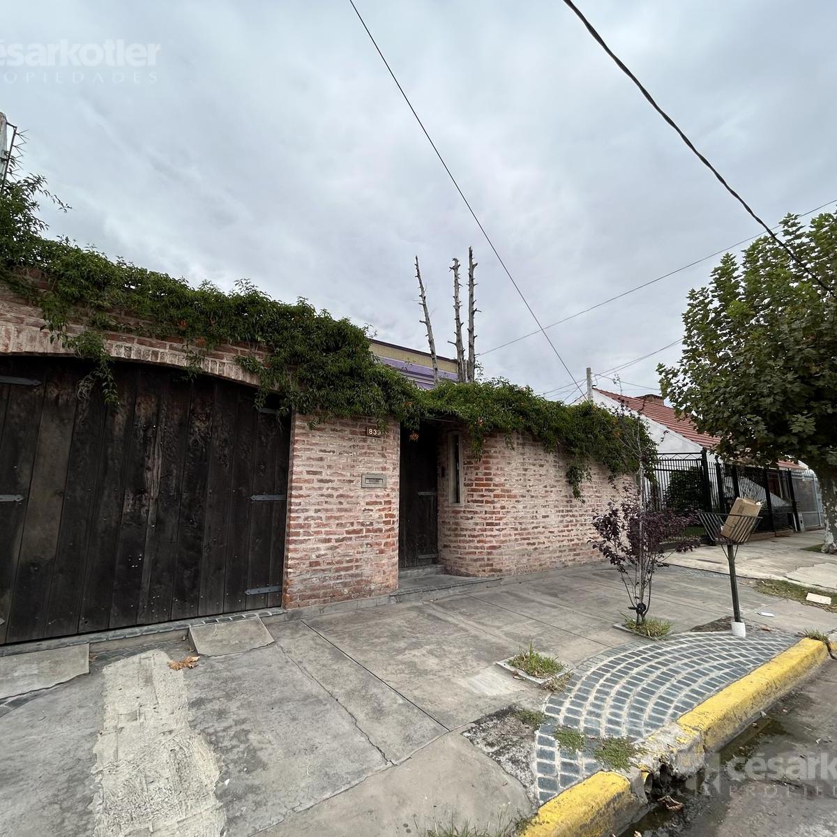 Casa con 3 dormitorios, cochera pasante y quincho unico