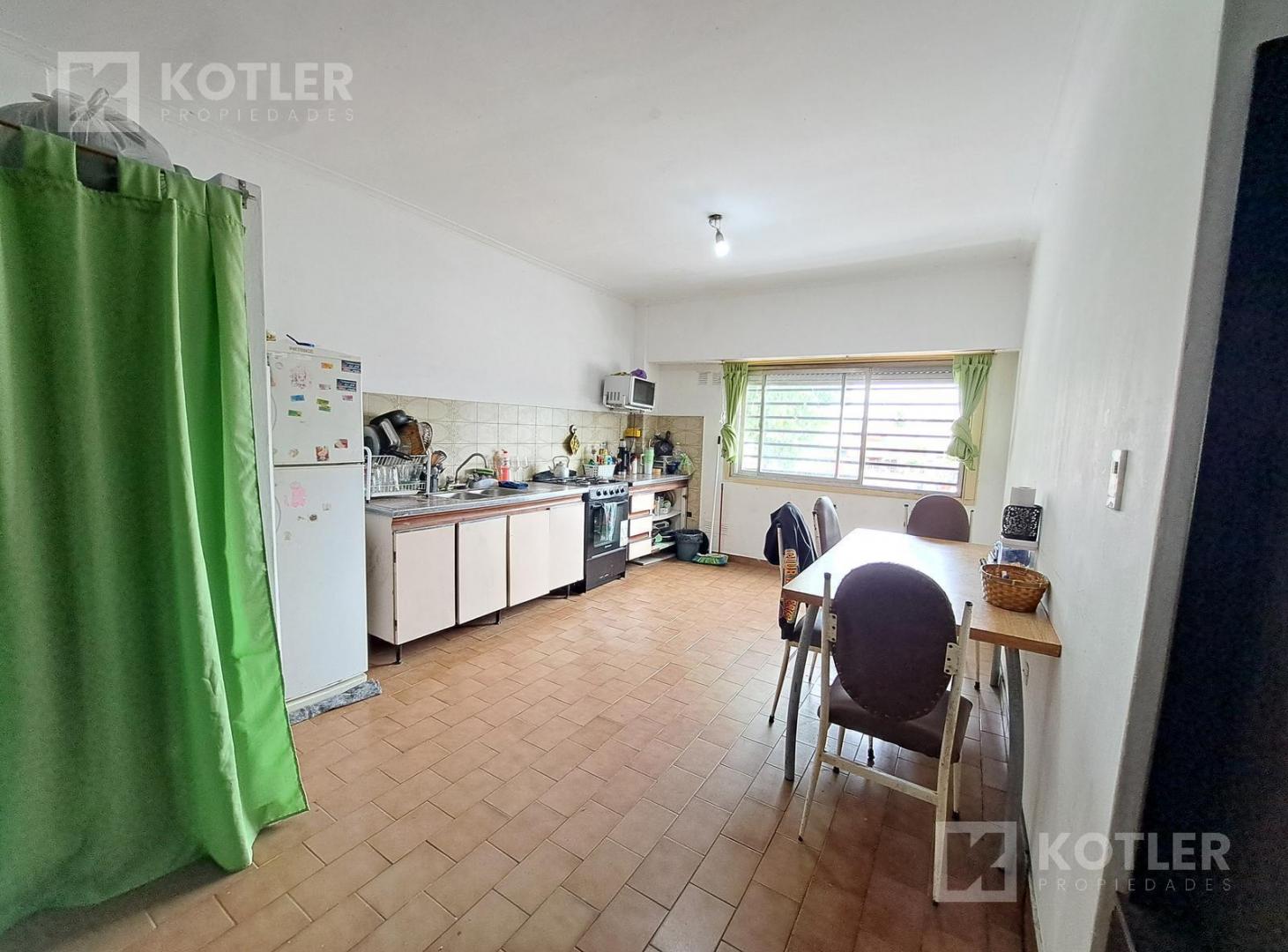 Departamento en planta alta con 2 dormitorios y amplia terraza cubierta