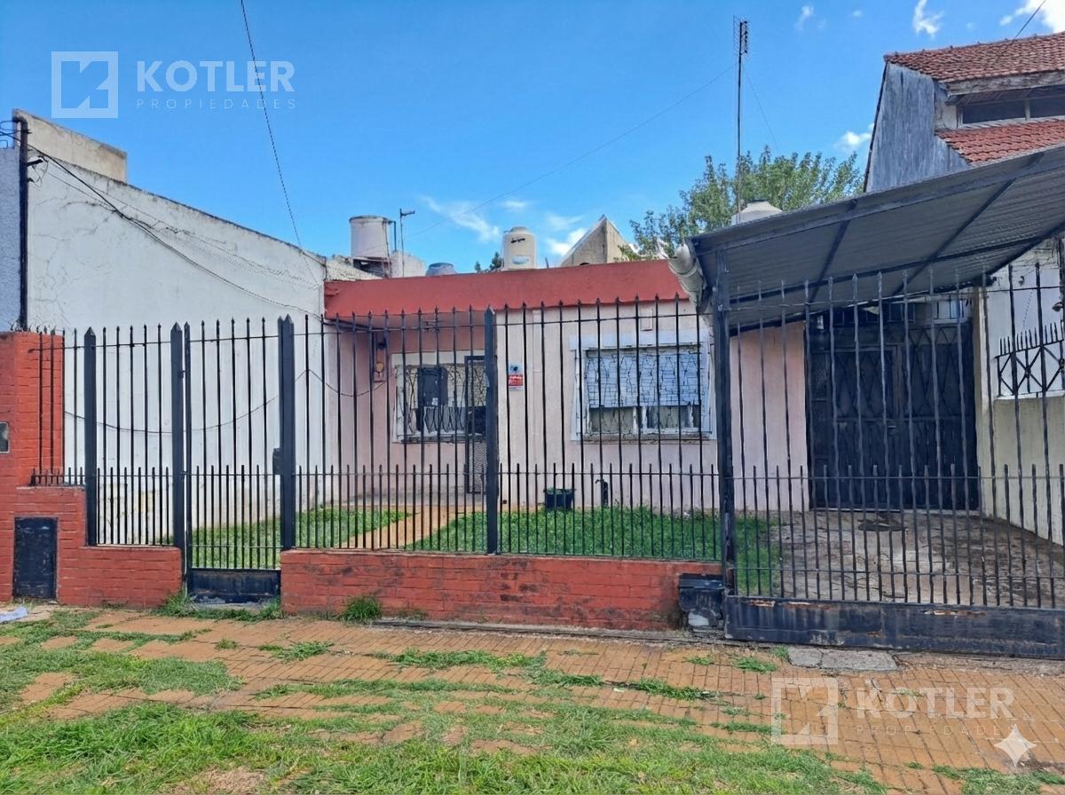 Casa con 3 dormitorios con entrada de auto y jardin