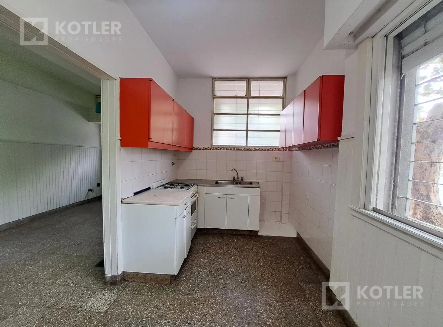 Ph Tipo Casa en excelente ubicacion de Temperley, con garage y dos dormitorios 5