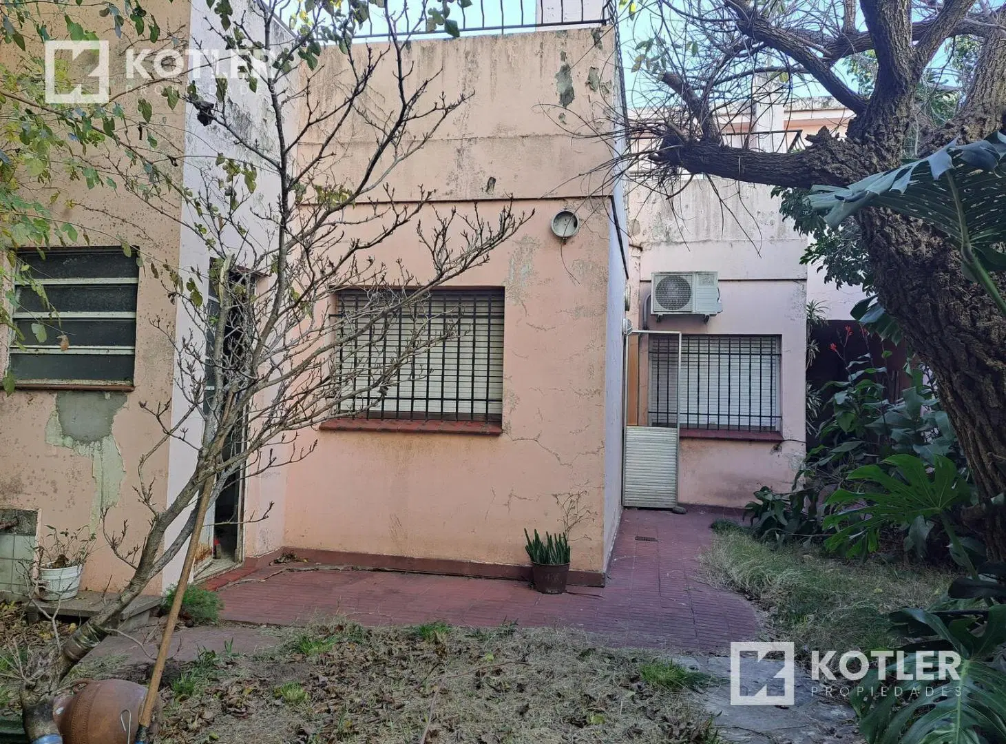 Casa con fines comerciales con gran fondo libre. 5