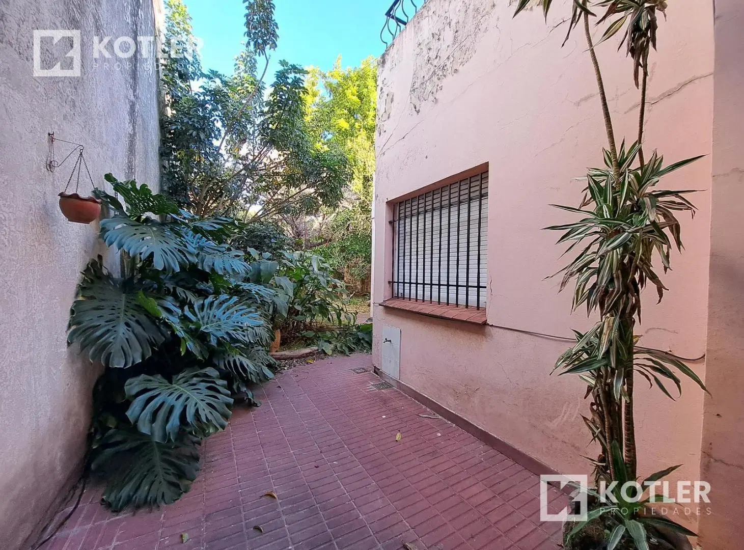 Casa con fines comerciales con gran fondo libre. 2