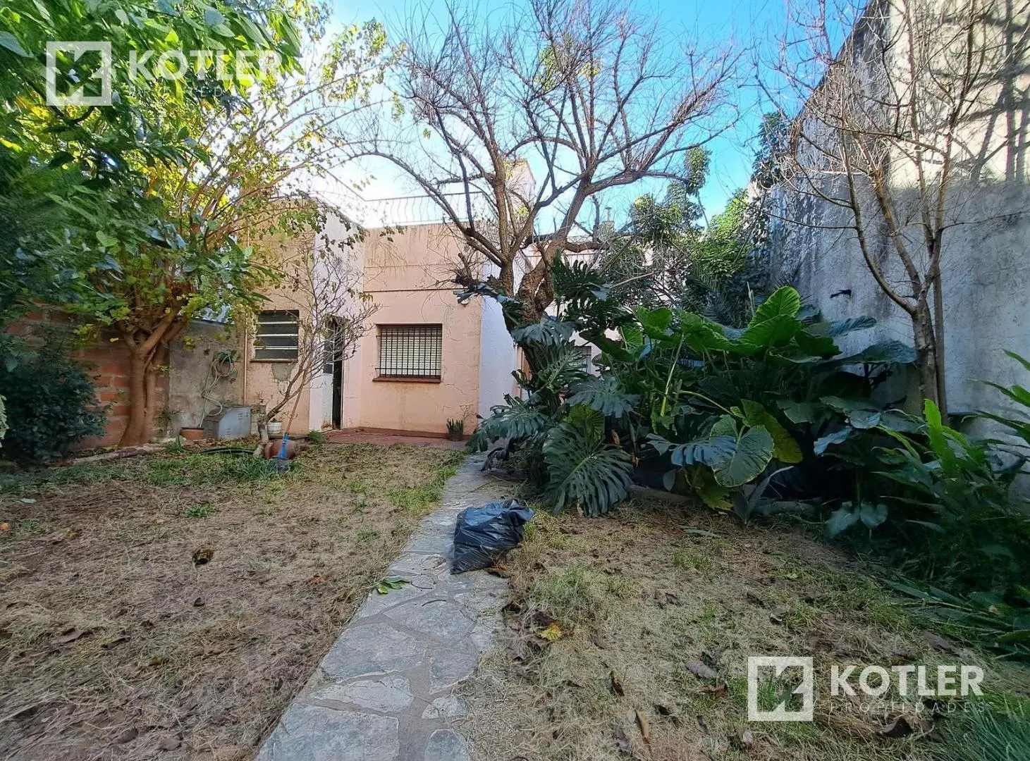 Casa con fines comerciales con gran fondo libre. 5