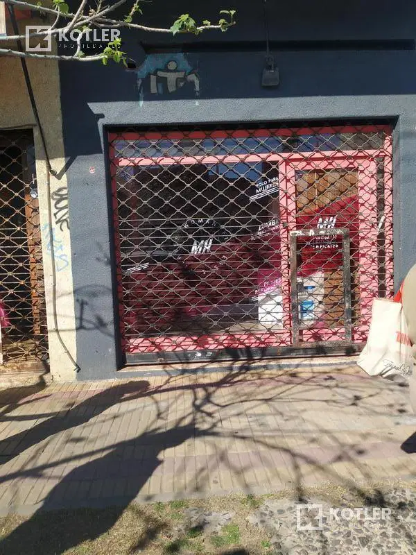 Local con deposito, jardin y entrada de servicio - Temperley 4